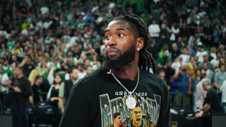 Mathias Lessort im Trainingsanzug von Panathinaikos am Spielfeldrand