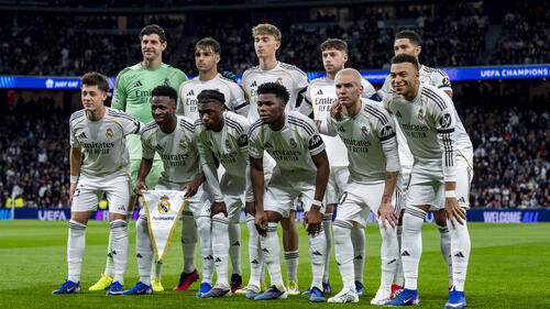 Real Madrid Mittelfeldspieler Federico Valverde und Eduardo Camavinga im Gespräch auf dem Platz