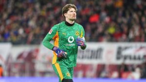 Gregor Kobel im Trikot von Borussia Dortmund gestikuliert auf dem Spielfeld