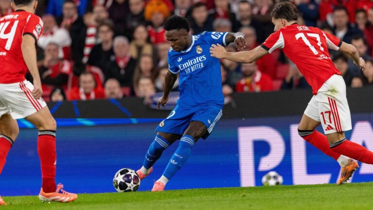 Vinicius Junior feiert sein Tor für Real Madrid gegen Benfica Lissabon