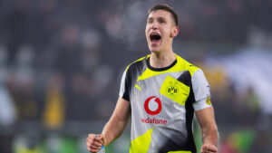 Nico Schlotterbeck im Trikot von Borussia Dortmund gestikuliert auf dem Spielfeld