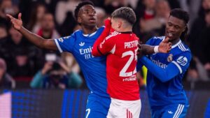 Vinicius Junior im Trikot von Real Madrid diskutiert während des Spiels gegen Benfica Lissabon