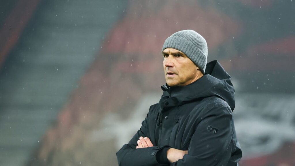 Thomas Letsch gestikulierend an der Seitenlinie als Trainer von Red Bull Salzburg