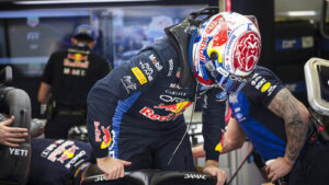Max Verstappen im Rennoverall von Red Bull Racing an der Rennstrecke