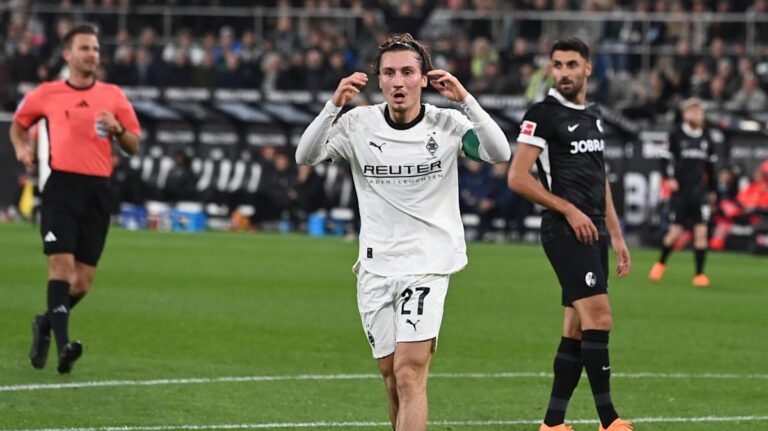 Jubelnde Spieler des SC Freiburg im Europa-Park-Stadion vor heimischer Kulisse