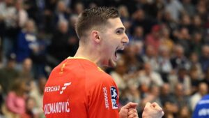 Dominik Kuzmanovic in emotionaler Jubelpose im Trikot des VfL Gummersbach während eines Handballspiels