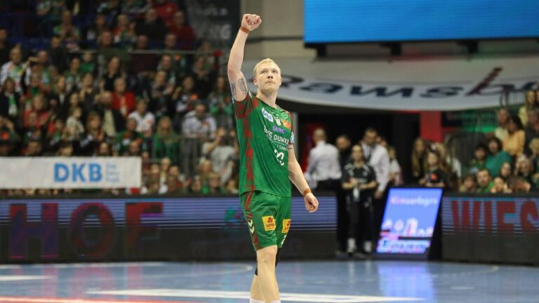 Omar Ingi Magnusson vom SC Magdeburg beim Sprungwurf gegen die Abwehr von GWD Minden