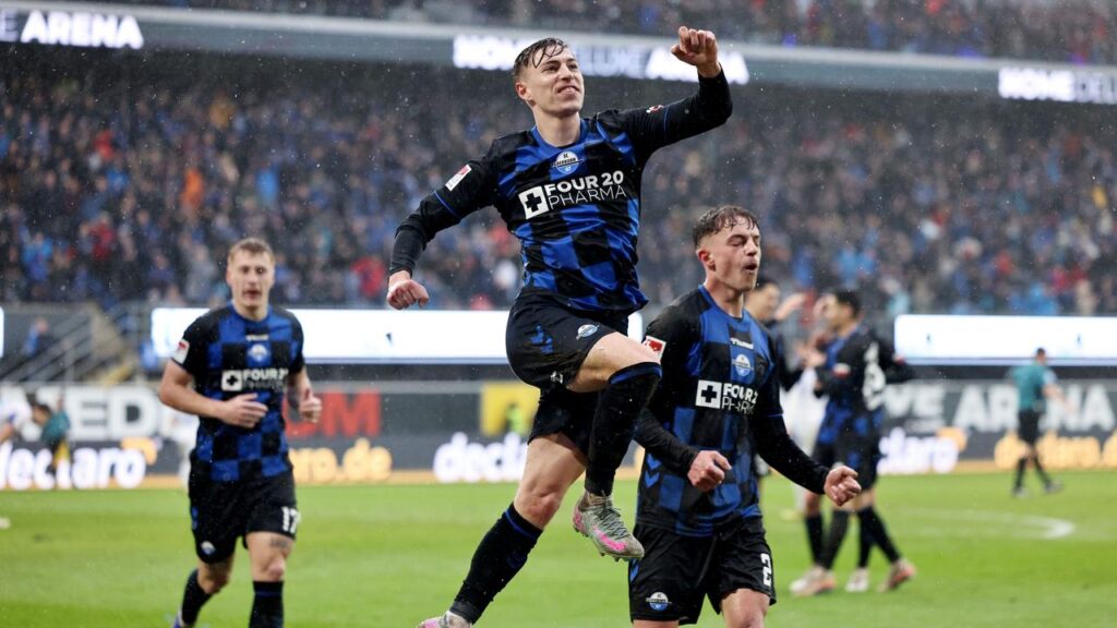 Enttäuschte Spieler von Hertha BSC nach einem Gegentor im Spiel gegen den SC Paderborn