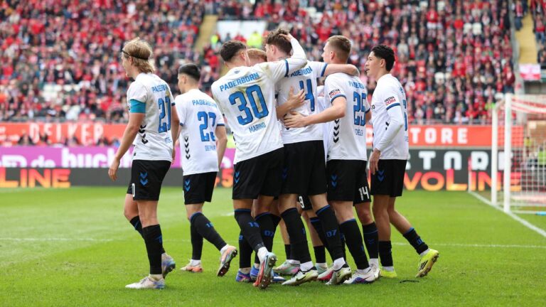 Paderborn-Spieler bejubeln den Führungstreffer gegen Kaiserslautern