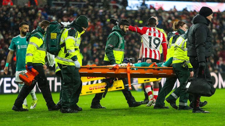 Wataru Endo im Trikot des FC Liverpool am Boden sitzend während eines Spiels