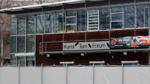 Außenansicht des Kunst-Turn-Forums Stuttgart oder Symbolbild Turnhalle mit Geräten