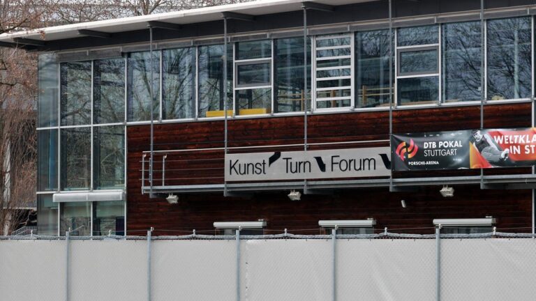 Außenansicht des Kunst-Turn-Forums Stuttgart oder Symbolbild Turnhalle mit Geräten