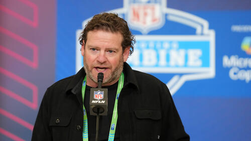 Seattle Seahawks General Manager John Schneider spricht in ein Mikrofon während einer Pressekonferenz