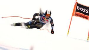 Rettungshubschrauber und Fangnetze an der verschneiten Kandahar-Piste in Garmisch-Partenkirchen