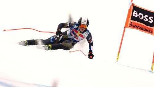 Rettungshubschrauber und Fangnetze an der verschneiten Kandahar-Piste in Garmisch-Partenkirchen