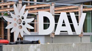 Skibergsteiger beim Aufstieg im Schnee während eines Wettkampfes in den Bergen