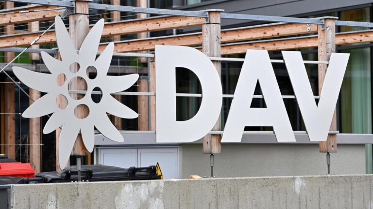 Skibergsteiger beim Aufstieg im Schnee während eines Wettkampfes in den Bergen