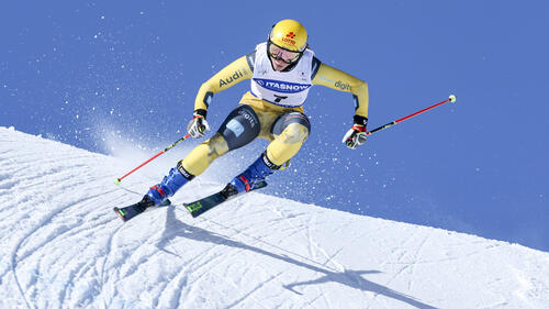 Skicrosserin Daniela Maier in Aktion während des Platzierungslaufs im Schnee