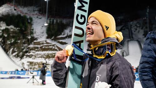 Philipp Raimund jubelt nach seinem Sprung im Zielraum über die Goldmedaille