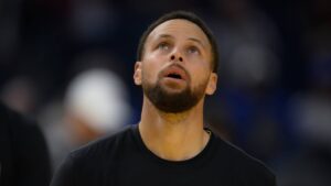 Stephen Curry im Trikot der Golden State Warriors beim Dribbling auf dem NBA-Parkett