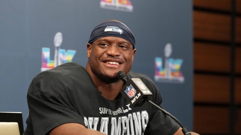 Kenneth Walker III läuft mit dem Ball für die Seattle Seahawks im Super Bowl und weicht einem Tackle aus