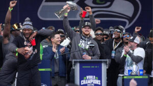 Sam Darnold spricht mit der Lombardi Trophy in der Hand zu den Fans im Lumen Field