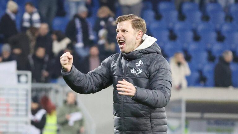 Florian Kohfeldt, Trainer von Darmstadt 98, gibt ruhig und fokussiert Anweisungen beim Training