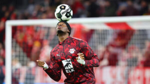 Castello Lukeba im Trikot von RB Leipzig führt den Ball am Fuß