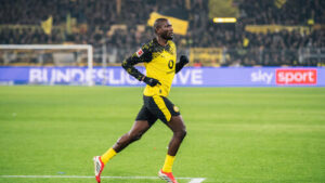 Serhou Guirassy jubelt im Trikot von Borussia Dortmund nach einem Tor