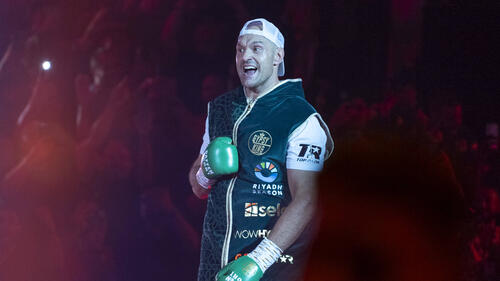 Tyson Fury gestikuliert während einer Pressekonferenz am Mikrofon