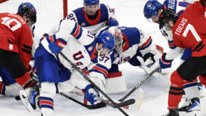Jack Hughes und das US-Team jubeln über den Sieg im olympischen Eishockey-Finale gegen Kanada