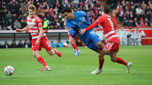 Rani Khedira von Union Berlin jubelt nach seinem Führungstor gegen Bayer Leverkusen