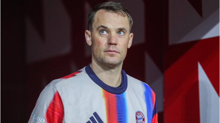 Manuel Neuer im Trikot des FC Bayern München blickt ernst auf das Spielfeld