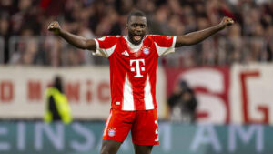 Dayot Upamecano im Trikot des FC Bayern München führt den Ball am Fuß