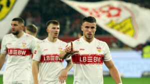 Ermedin Demirovic jubelt nach seinem Treffer für den VfB Stuttgart gegen den 1. FC Köln