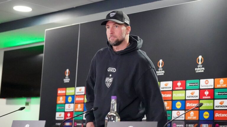 VfB-Trainer Sebastian Hoeneß gibt an der Seitenlinie gestikulierend Anweisungen an seine Mannschaft.