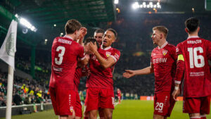 Jubelnde Spieler des VfB Stuttgart feiern den 4:1 Auswärtssieg vor dem Gästeblock im Celtic Park