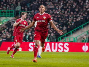 Spieler des VfB Stuttgart jubeln gemeinsam im Trikot mit dem roten Brustring