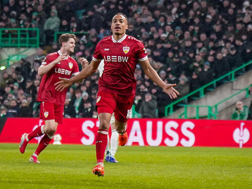 Spieler des VfB Stuttgart jubeln gemeinsam im Trikot mit dem roten Brustring