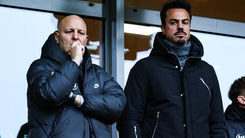 Enttäuschte Spieler des VfL Wolfsburg nach einer Niederlage im Stadion