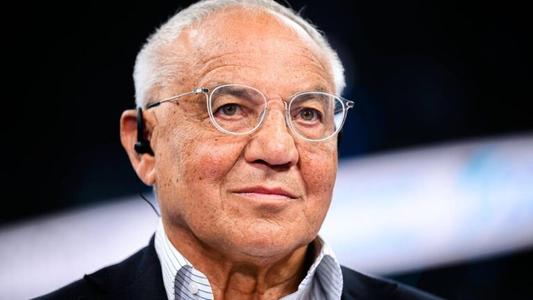 Felix Magath mit ernstem Blick an der Seitenlinie eines Fußballfeldes