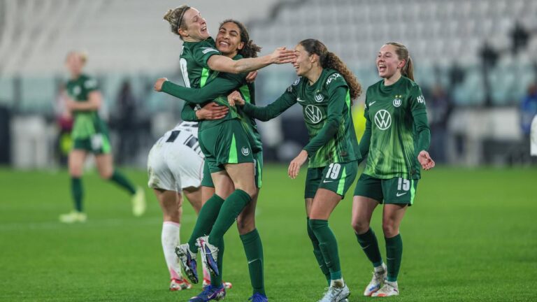 Torhüterin Stina Johannes vom VfL Wolfsburg feiert den Sieg und hält eine Trophäe