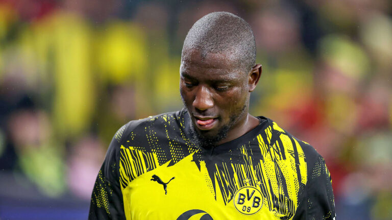 Serhou Guirassy jubelt im Trikot von Borussia Dortmund nach einem Torerfolg