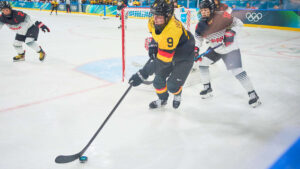 Svenja Voigt im Trikot der deutschen Eishockey-Nationalmannschaft auf dem Eis