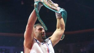 Agit Kabayel jubelt mit erhobenen Fäusten im Boxring nach einem Sieg