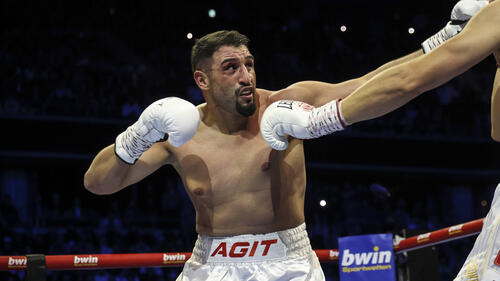 Agit Kabayel im Boxring in Siegerpose, bereit für den WM-Kampf gegen Oleksandr Usyk