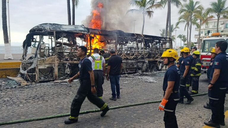 Mexikanische Soldaten patrouillieren vor dem WM-Stadion in Guadalajara nach Gewaltausbrüchen