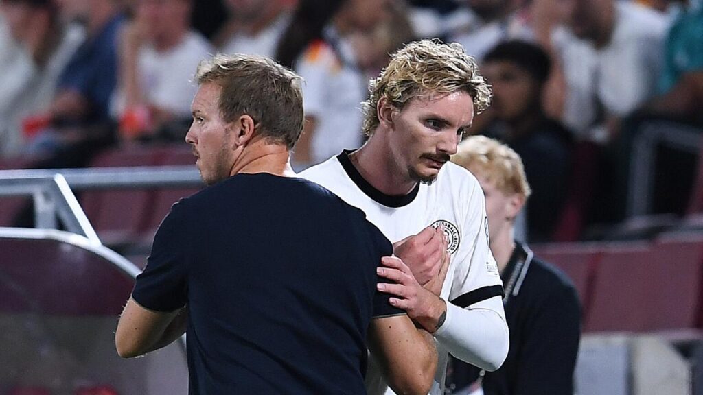 Julian Nagelsmann mit besorgtem Blick am Spielfeldrand während eines DFB-Trainings