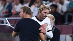 Julian Nagelsmann mit besorgtem Blick am Spielfeldrand während eines DFB-Trainings