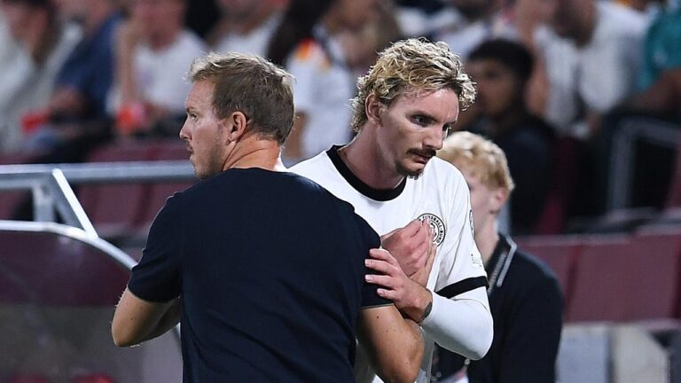 Julian Nagelsmann mit besorgtem Blick am Spielfeldrand während eines DFB-Trainings